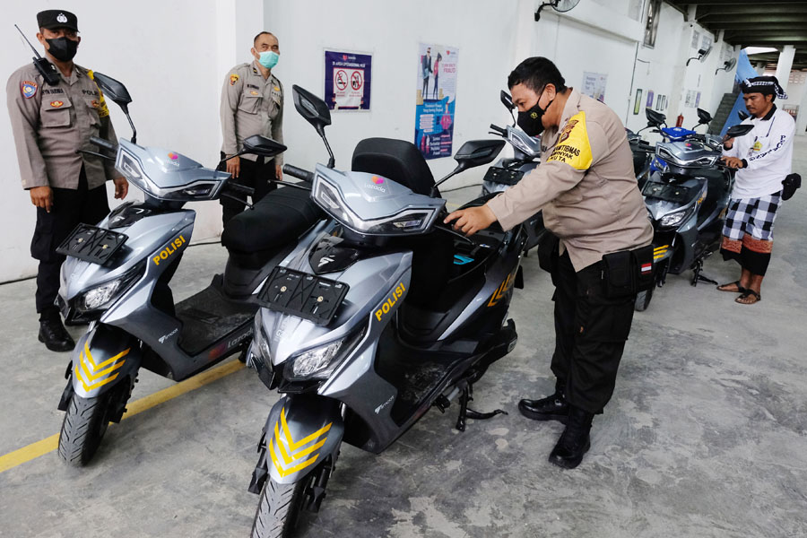 Penyerahan 100 Motor Listrik untuk Operasional Presidensi G20 Summit 