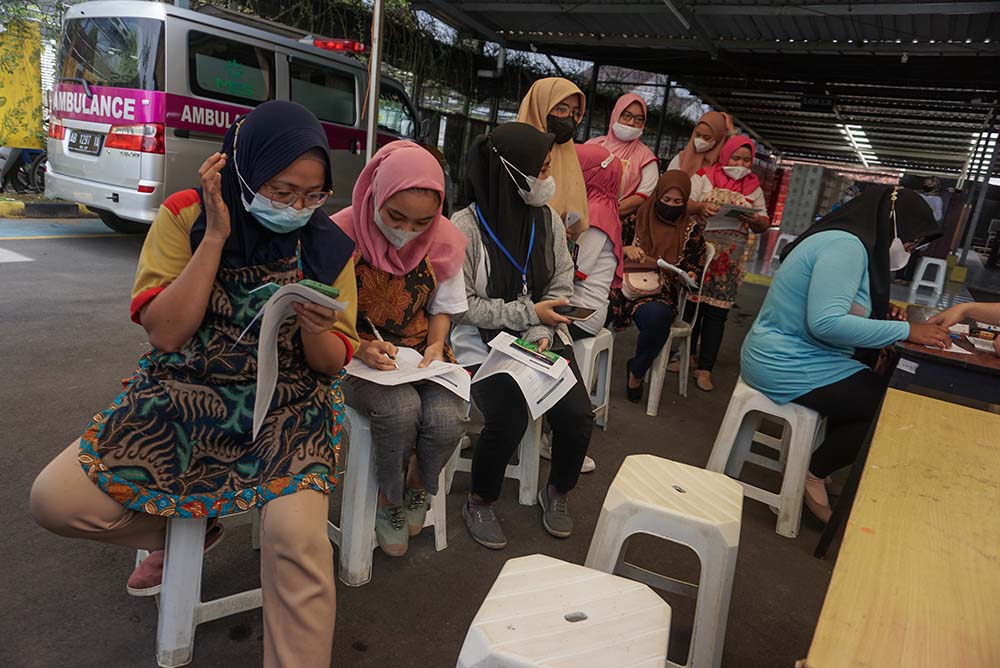 Penyaluran Bansos Pekerja Pabrik Rokok