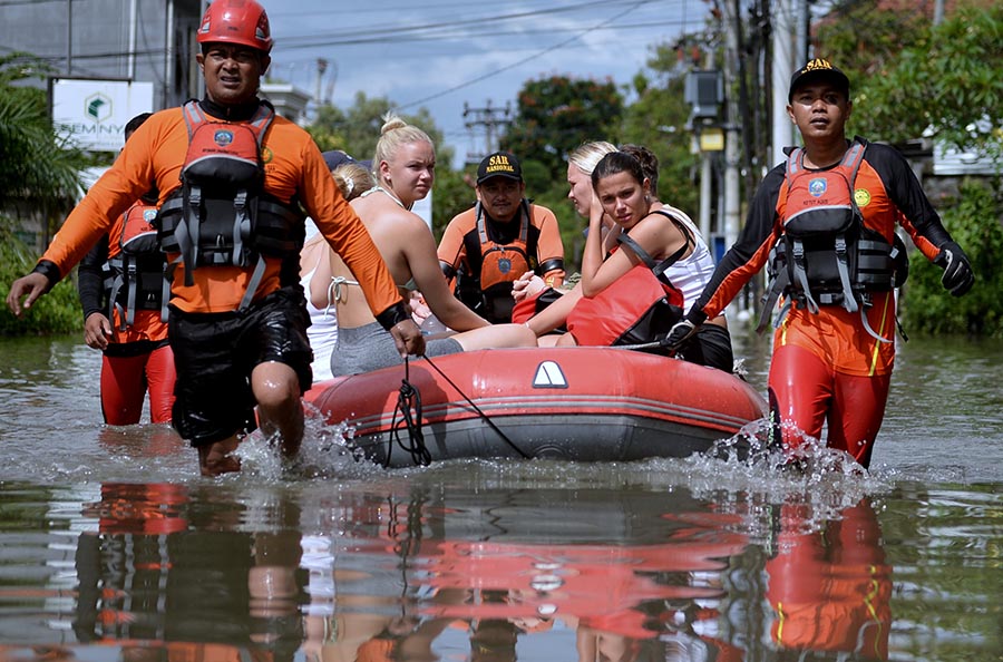Evakuasi Turis Terjebak Banjir di Kawasan Seminyak Bali