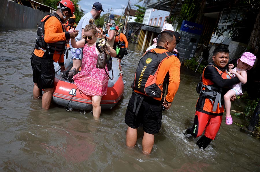 Evakuasi Turis Terjebak Banjir di Kawasan Seminyak Bali