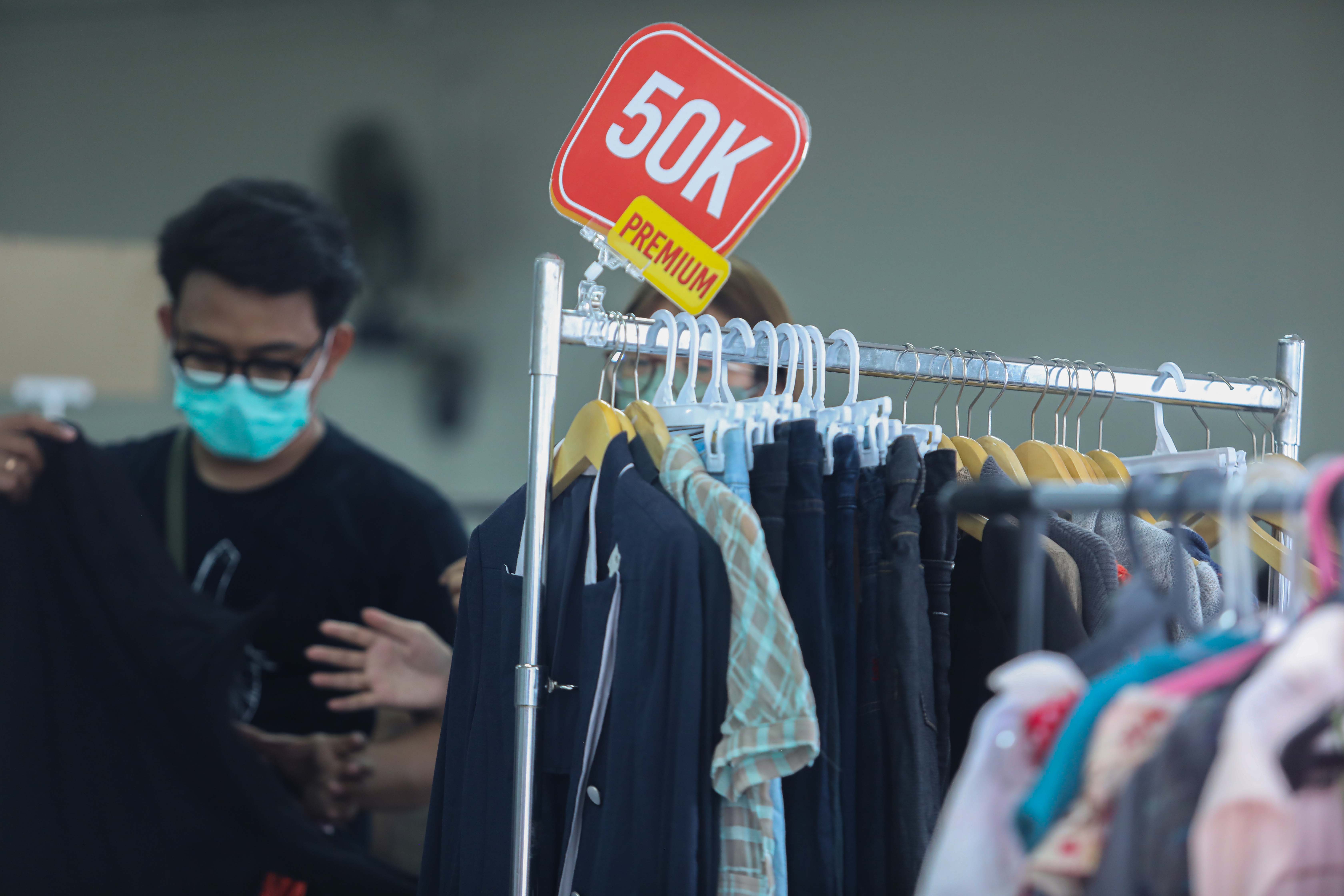 Berburu Pakaian Bekas di Pink Garage Sale