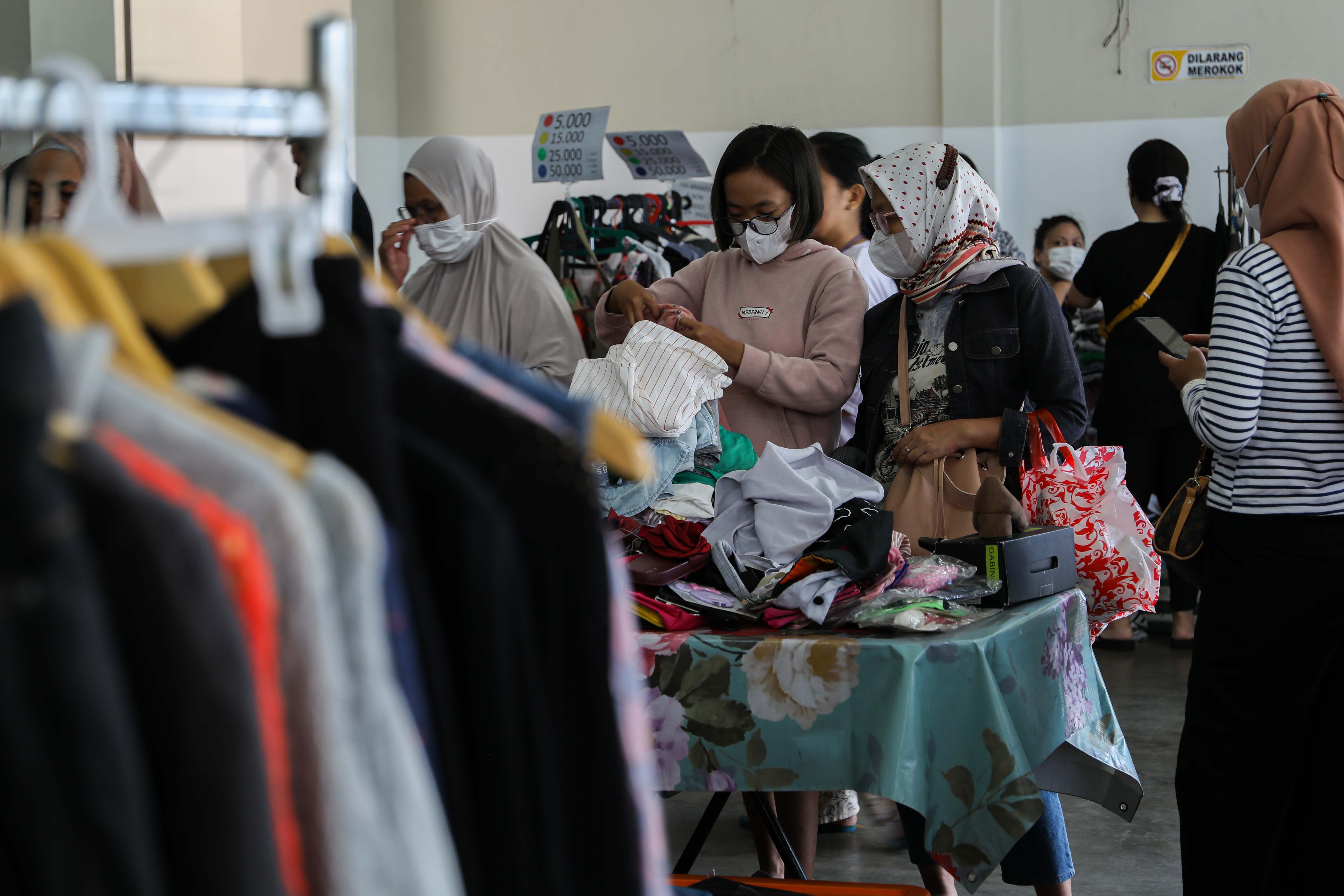Berburu Pakaian Bekas di Pink Garage Sale