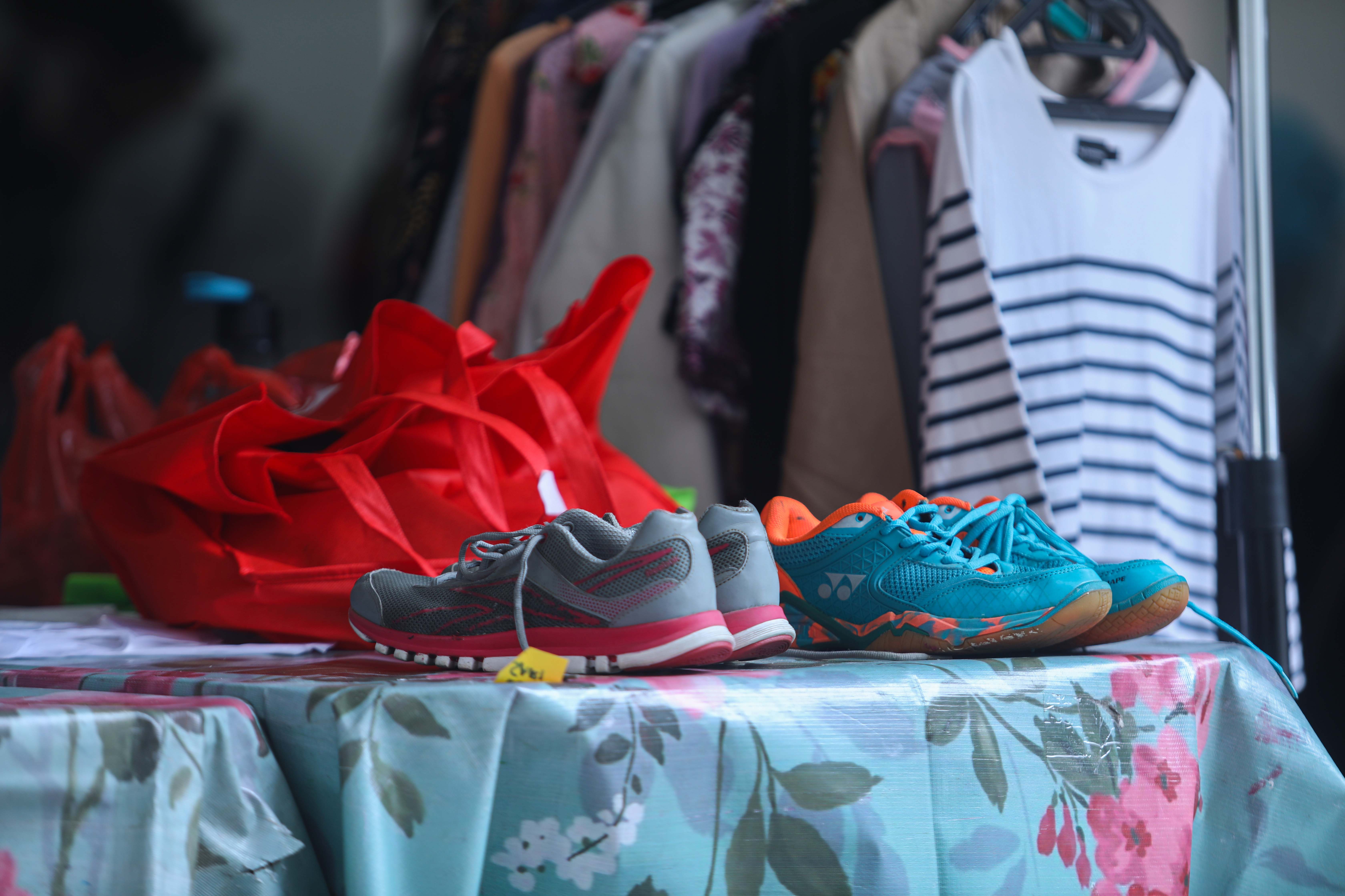 Berburu Pakaian Bekas di Pink Garage Sale