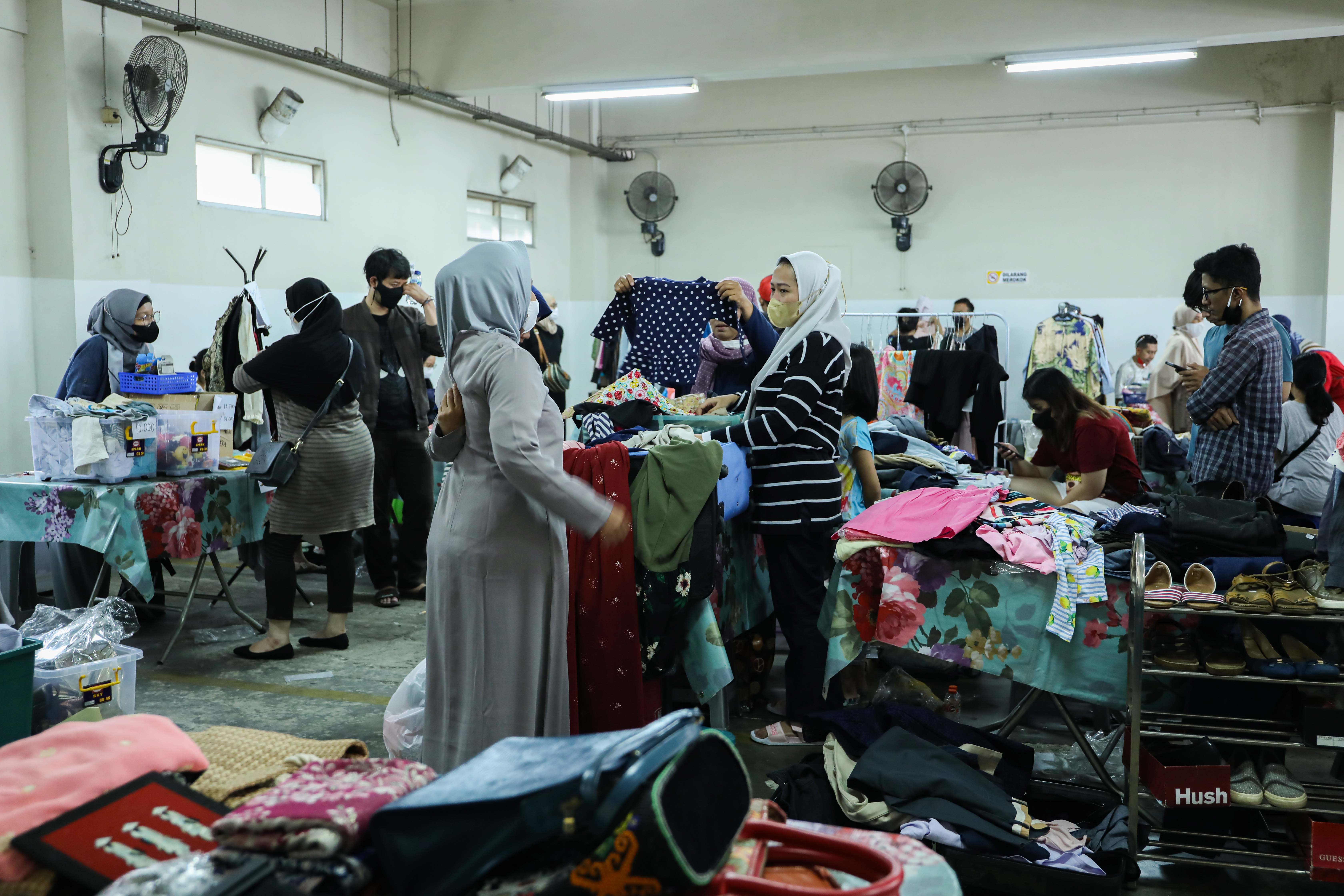 Berburu Pakaian Bekas di Pink Garage Sale