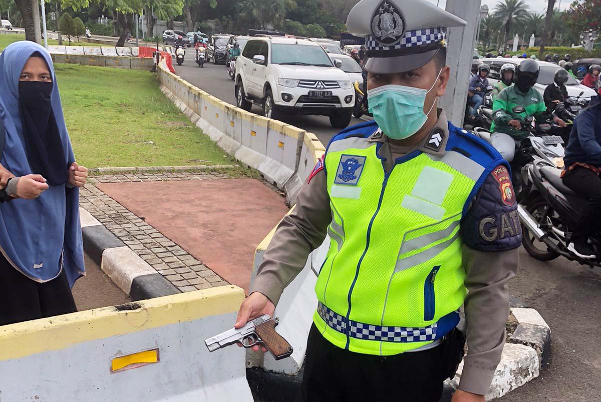 Perempuan Bersenjata FN Ditangkap Saat Akan Terobos Istana Negara