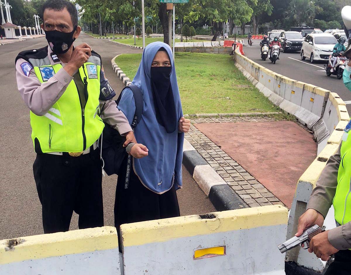Perempuan Bersenjata FN Ditangkap Saat Akan Terobos Istana Negara