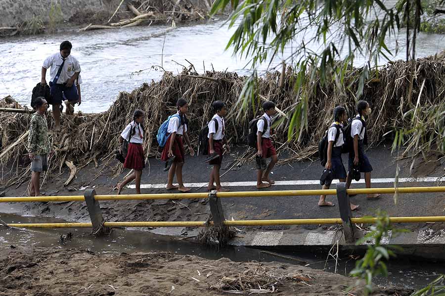 Dampak Jembatan Ambruk Akibat Banjir Bandang di Jembrana Bali 
