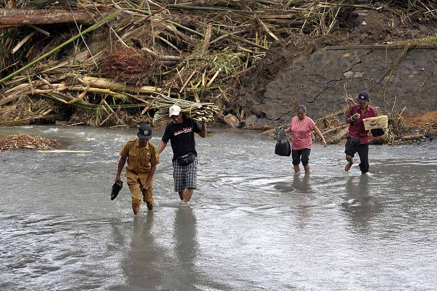Dampak Jembatan Ambruk Akibat Banjir Bandang di Jembrana Bali 