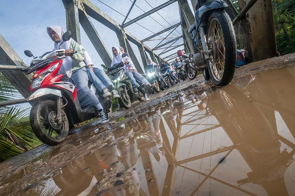 Jembatan Rusak Akibat Banjir Bandang di Lebak Banten