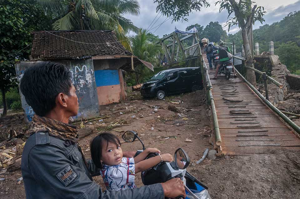 Jembatan Rusak Akibat Banjir Bandang di Lebak Banten