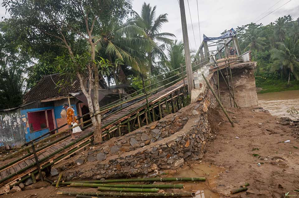 Jembatan Rusak Akibat Banjir Bandang di Lebak Banten