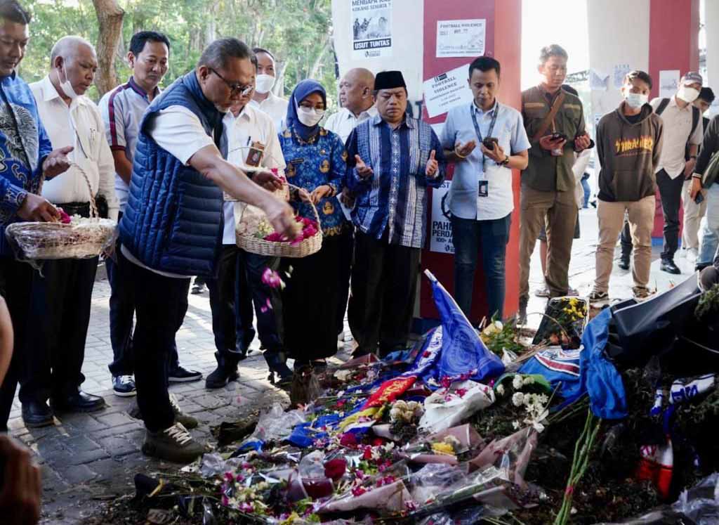 Mendag Tabur Bunga untuk Korban Tragedi Kanjuruhan