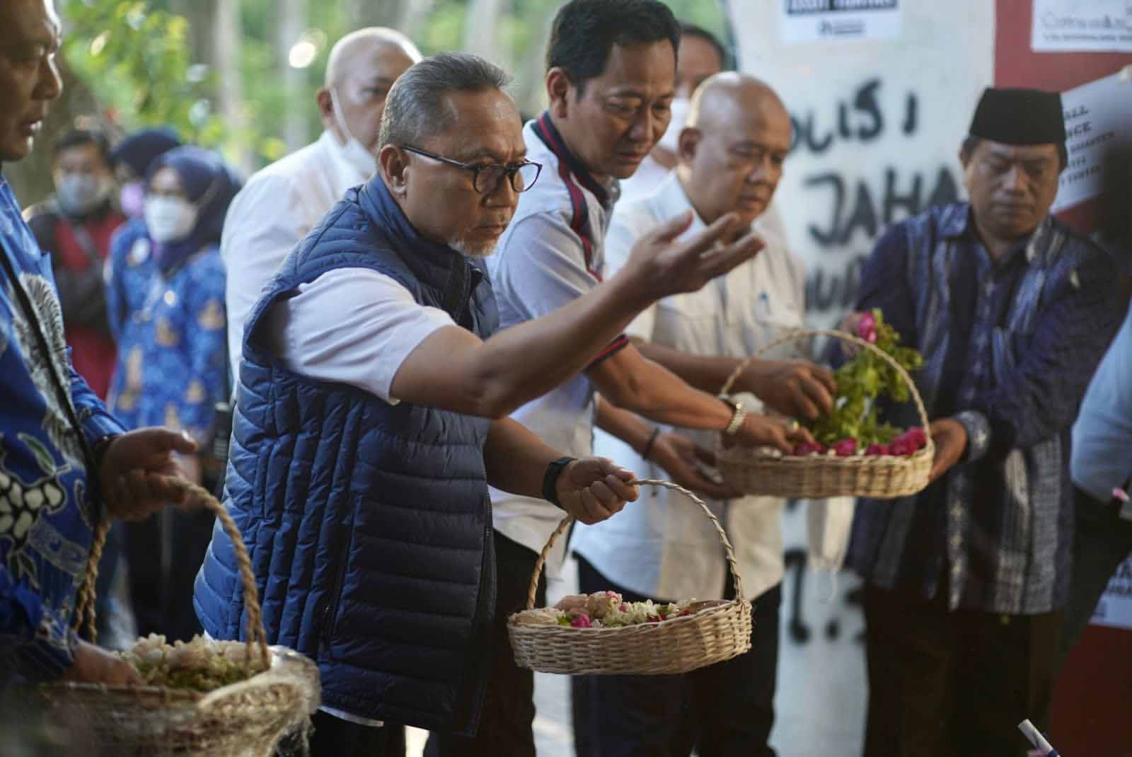 Mendag Tabur Bunga untuk Korban Tragedi Kanjuruhan