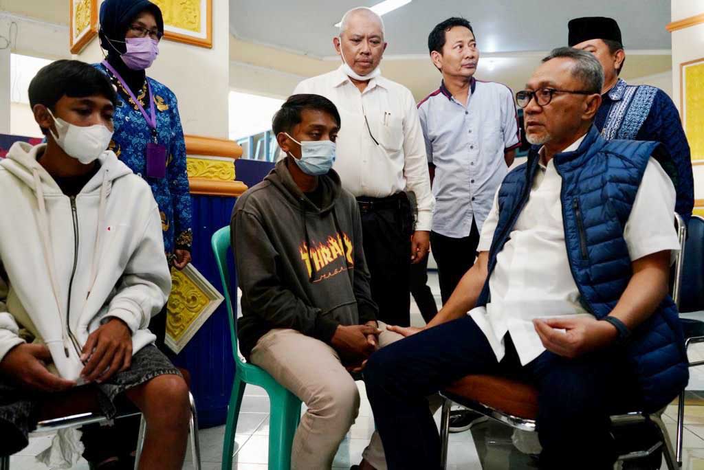 Mendag Tabur Bunga untuk Korban Tragedi Kanjuruhan