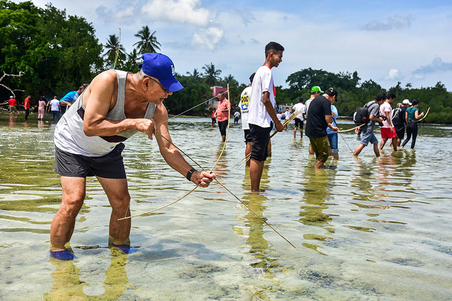 Memanah Kurkurat Dalam Festival Pesona Meti Kei di Maluku 