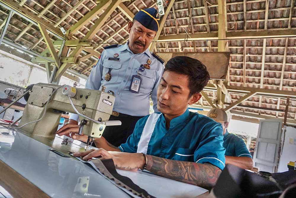 Warga Binaa Mengikuti Kursus Menjahit Bersertifikat