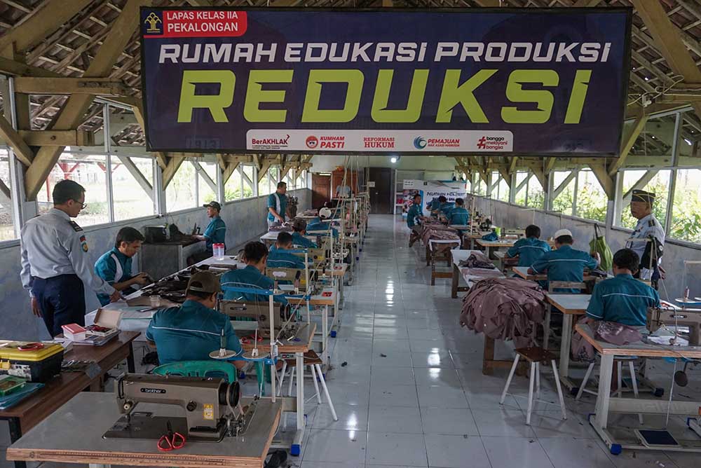 Warga Binaa Mengikuti Kursus Menjahit Bersertifikat