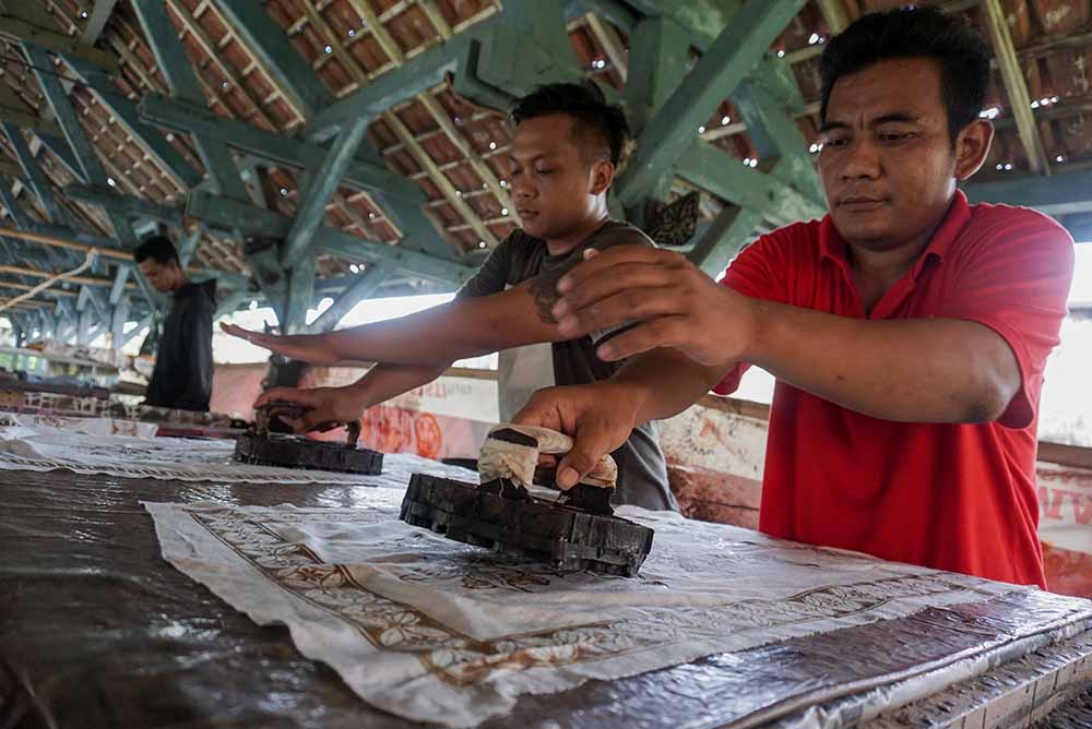 Warga Binaa Mengikuti Kursus Menjahit Bersertifikat
