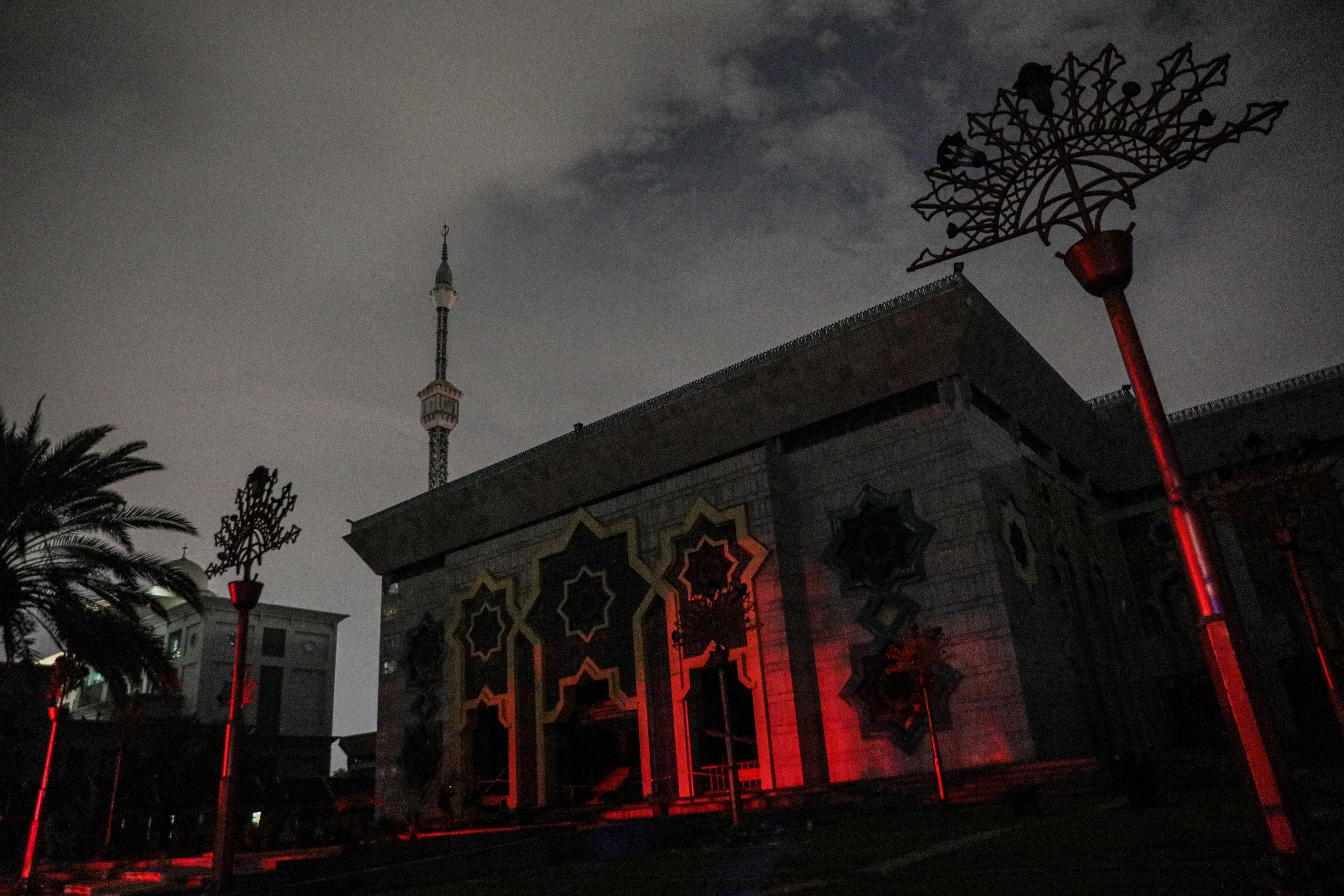 Reruntuhan Kubah Masjid Jakarta Islamic Center Usai Terbakar