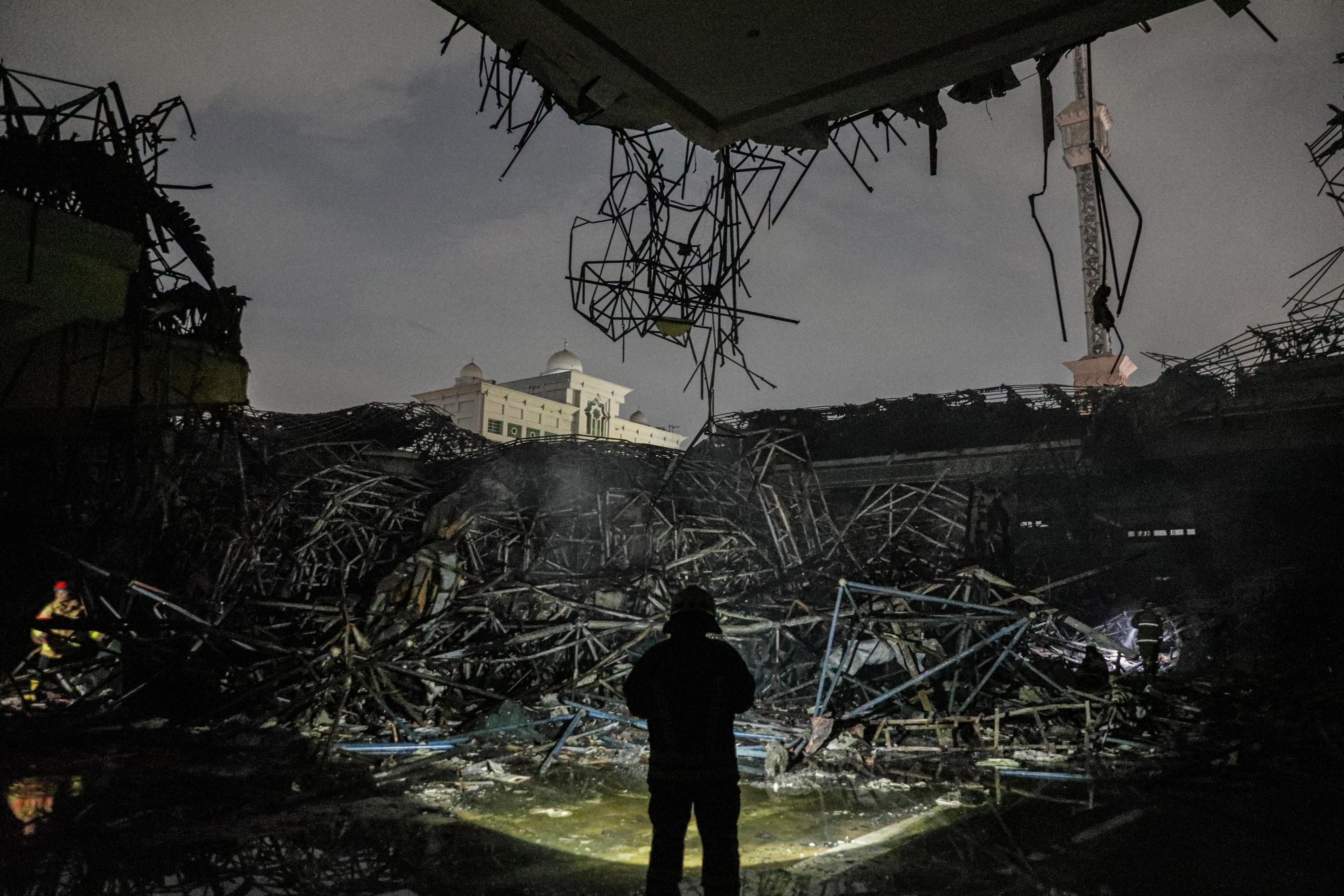 Reruntuhan Kubah Masjid Jakarta Islamic Center Usai Terbakar