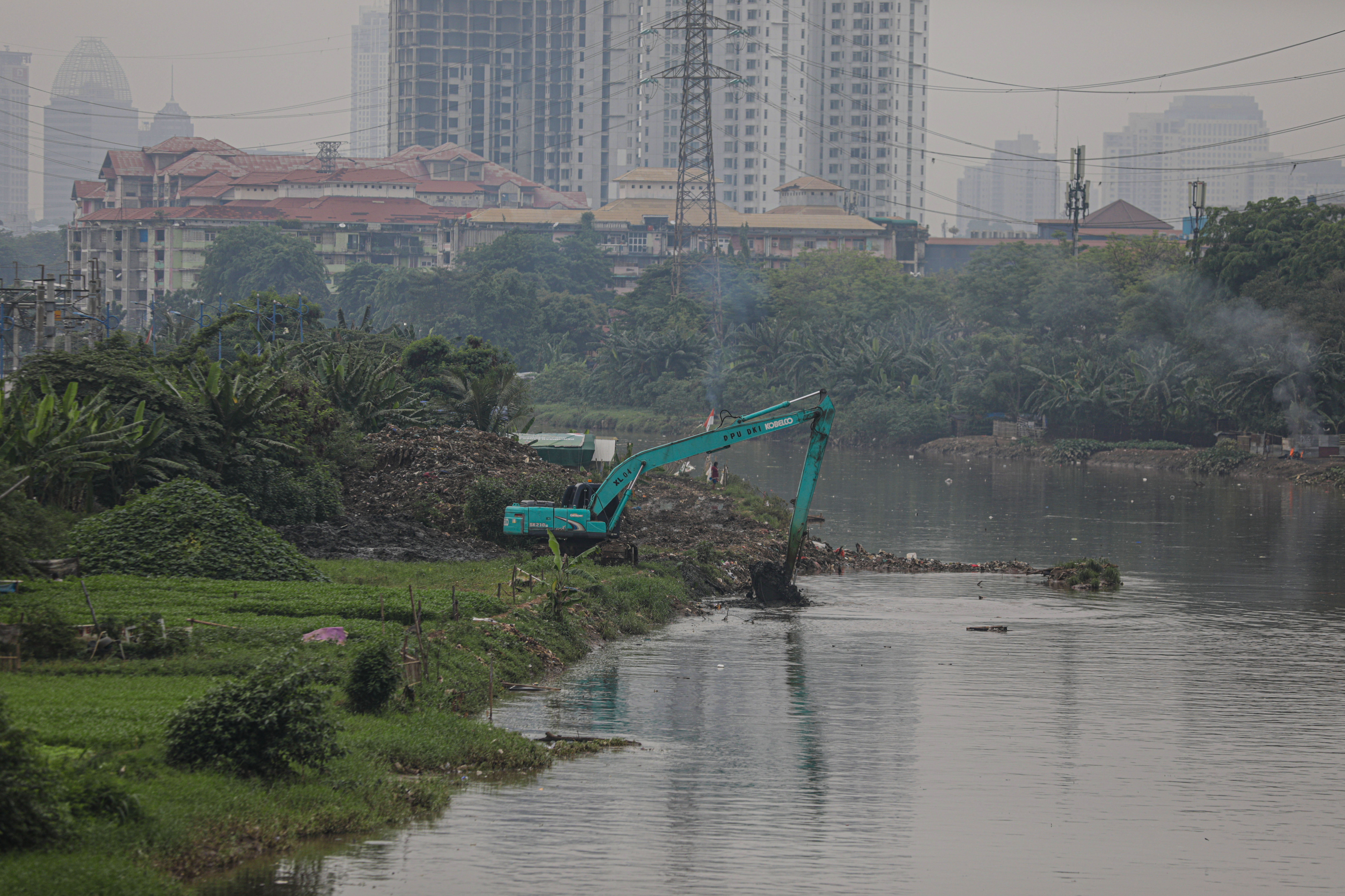 Pengerukan Lumpur di Aliran Sungai Banjir Kanal Barat 