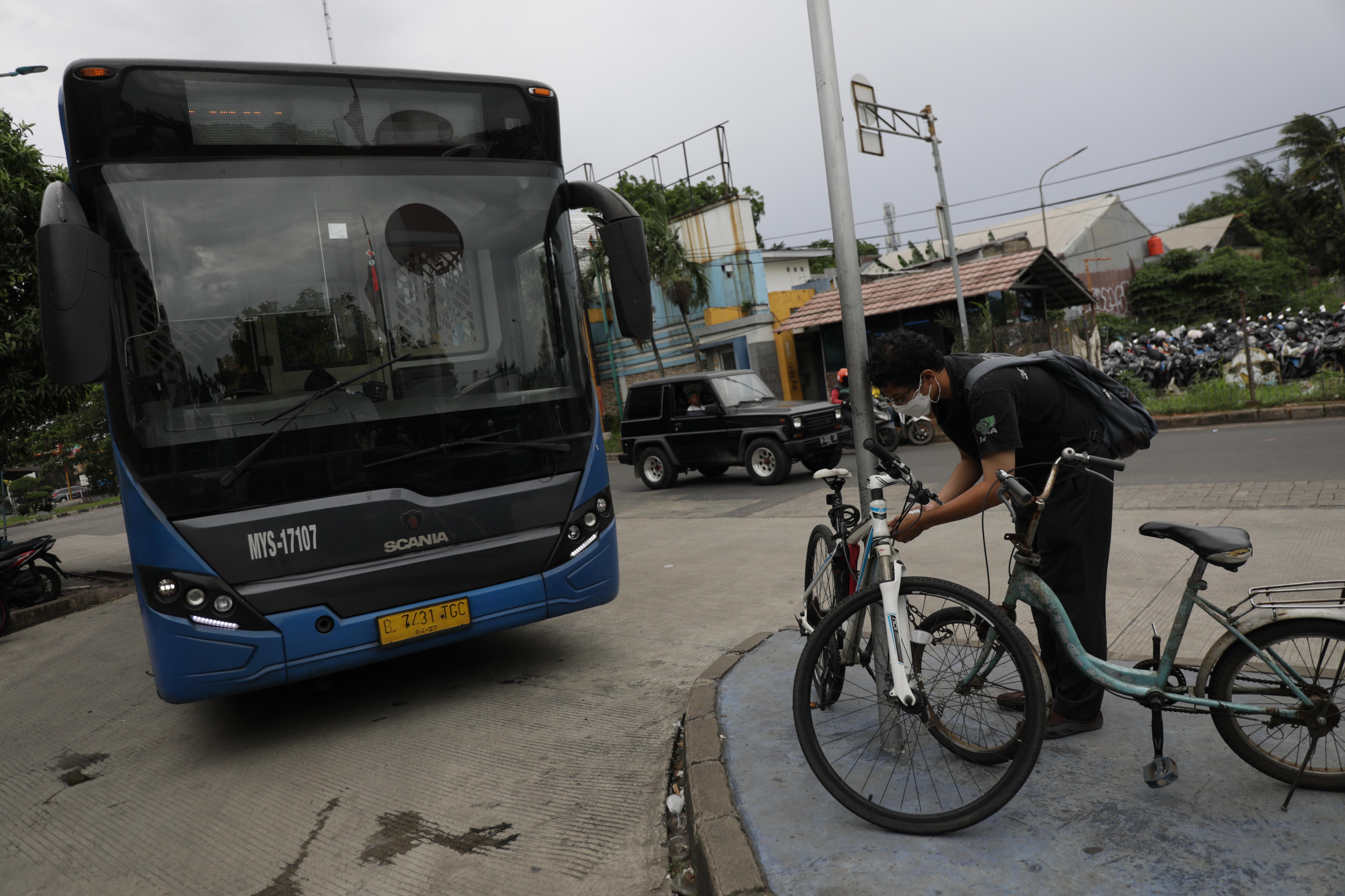 Tempat Parkir Sepeda Layak untuk Penumpang Bus TransJakarta