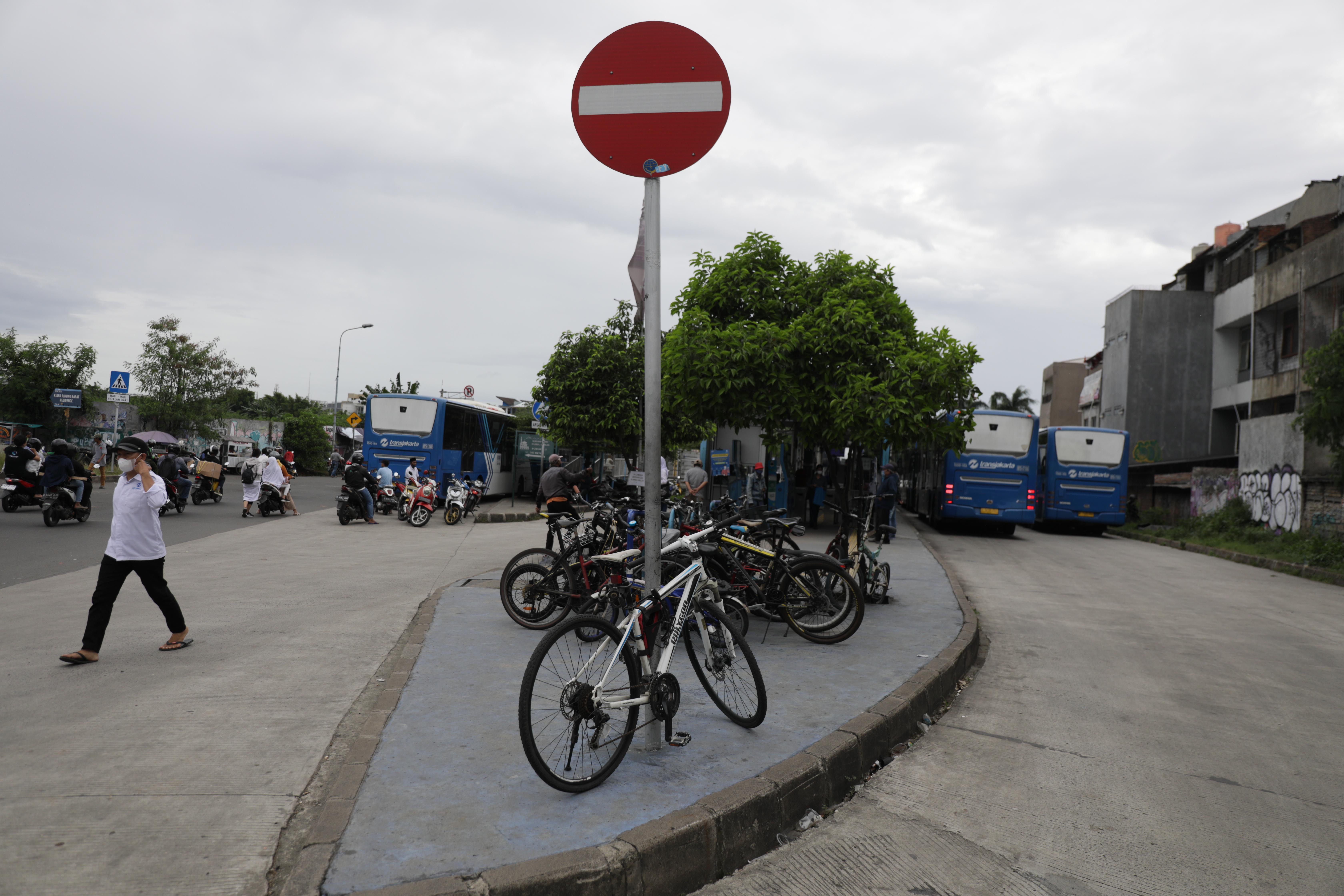 Tempat Parkir Sepeda Layak untuk Penumpang Bus TransJakarta