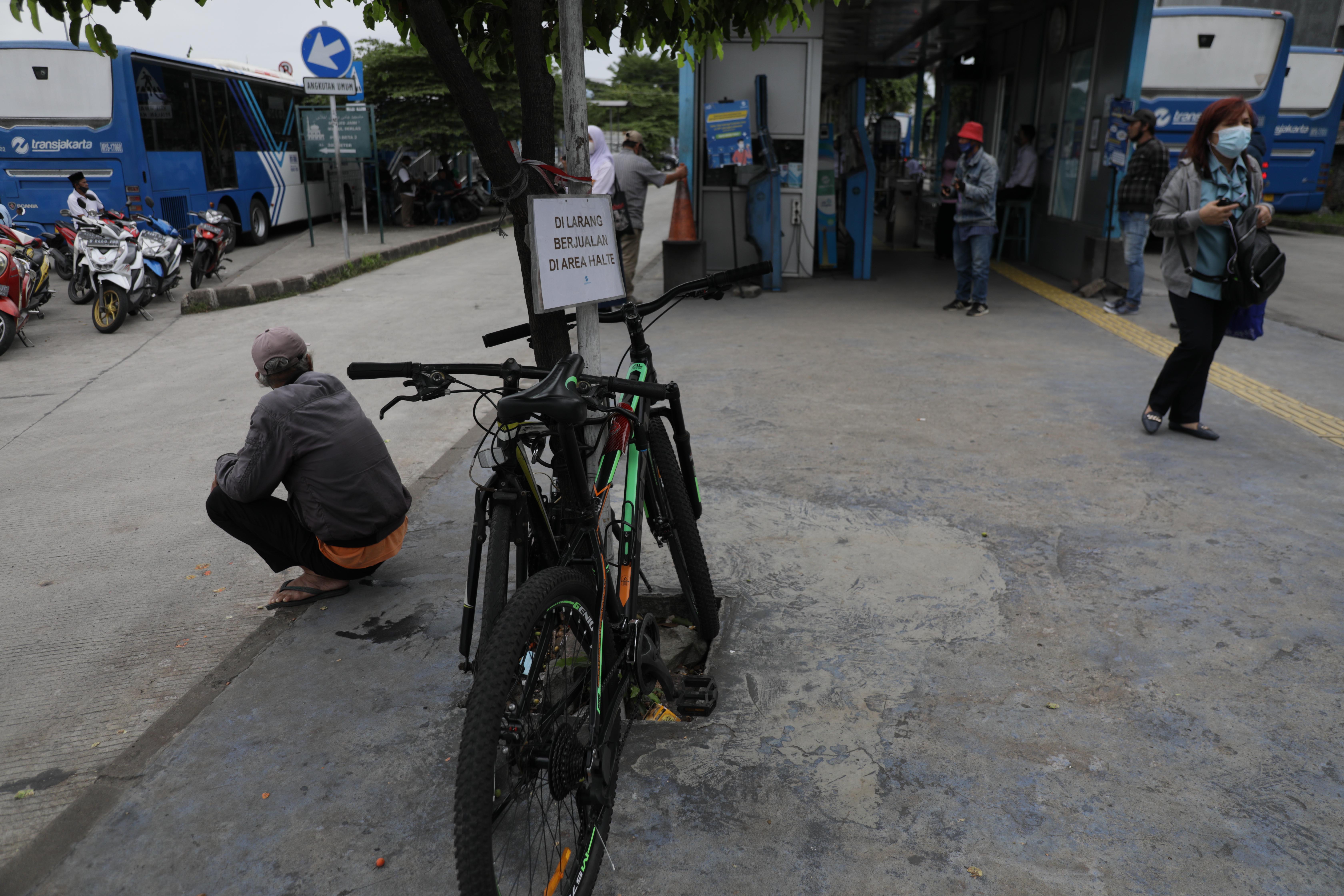 Tempat Parkir Sepeda Layak untuk Penumpang Bus TransJakarta