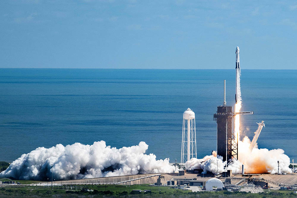 Peluncuran Pesawat Ruang Angkasa Roket SpaceX Falcon 9