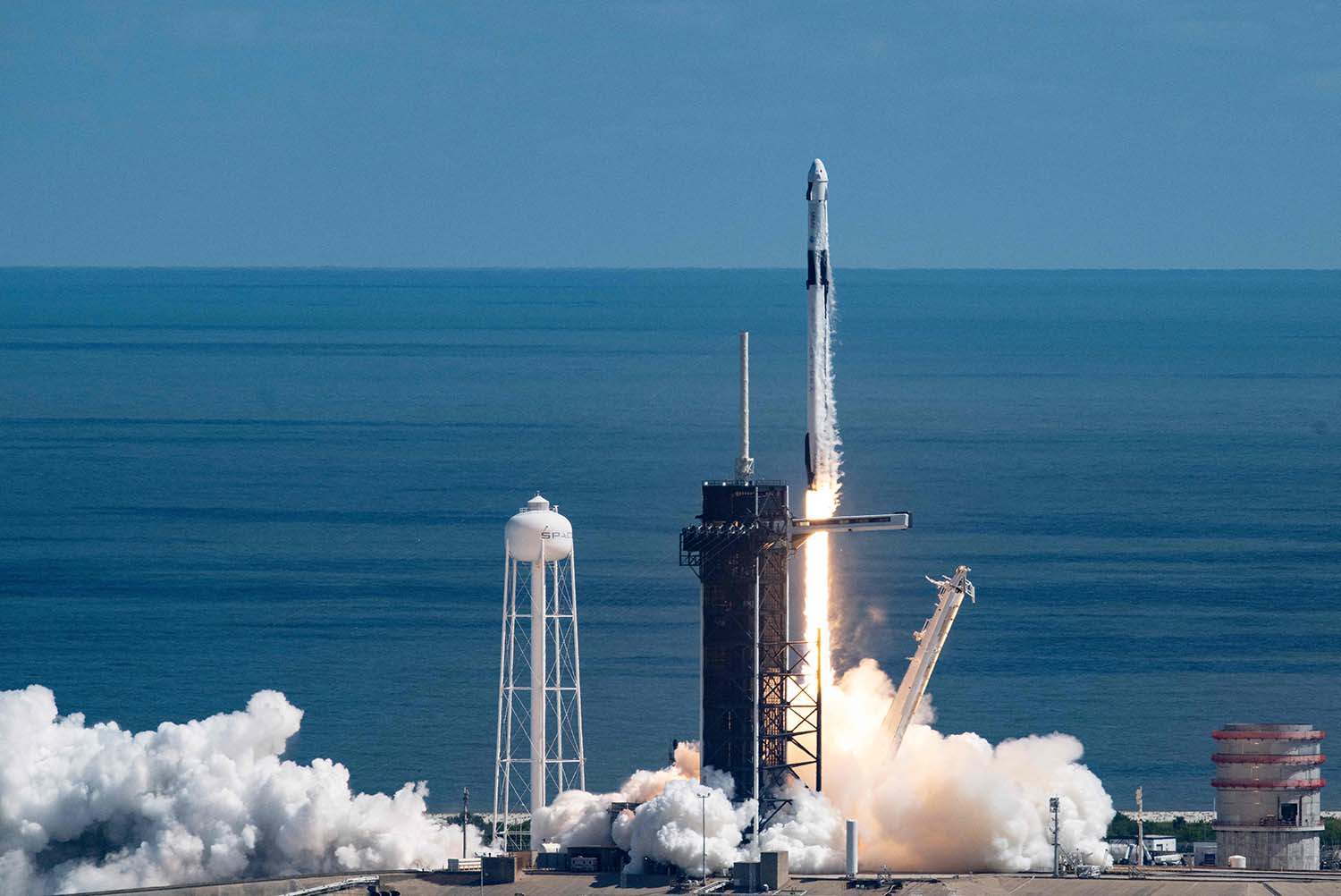 Peluncuran Pesawat Ruang Angkasa Roket SpaceX Falcon 9