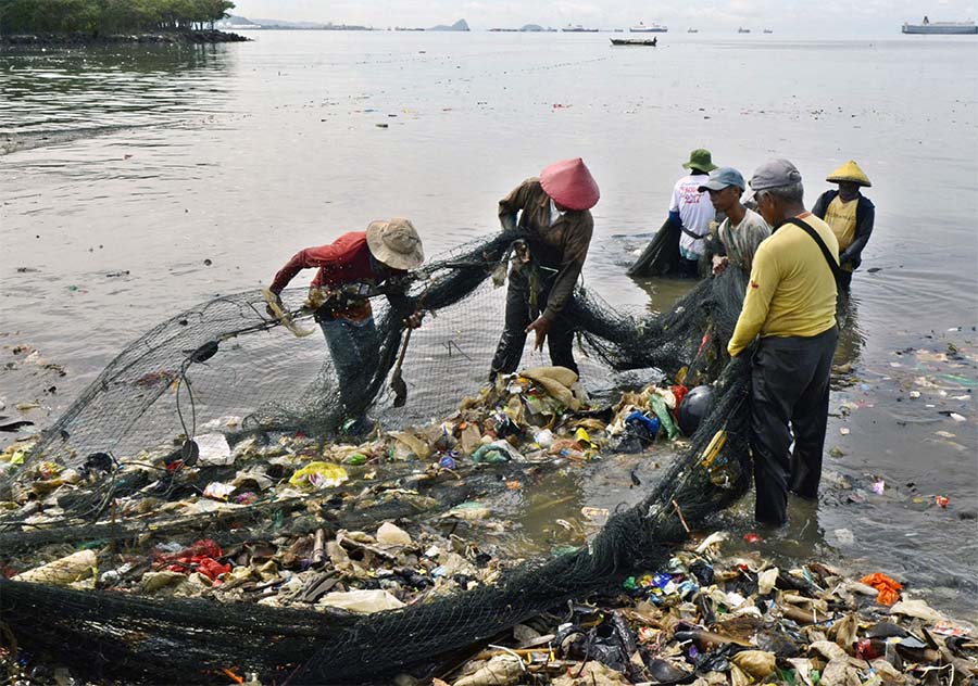 Sampah Plastik Cemari Pantai Bandar Lampung 