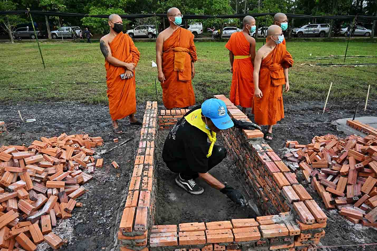Proses Kremasi Anak-Anak Korban Penembakan Brutal di Thailand