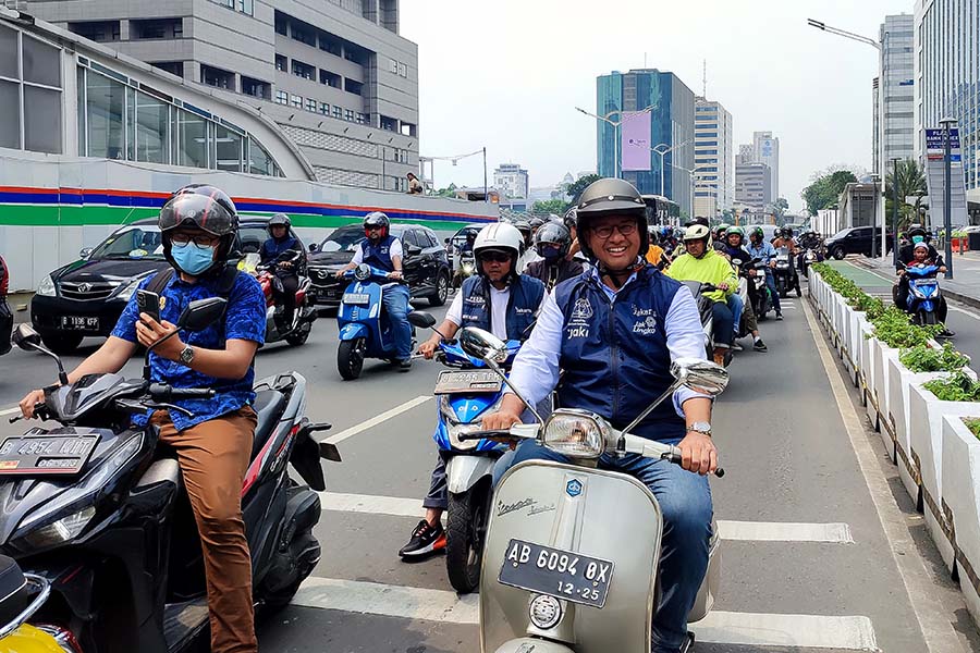 Anies Baswedan Berkeliling Pamitan Naik Vespa  