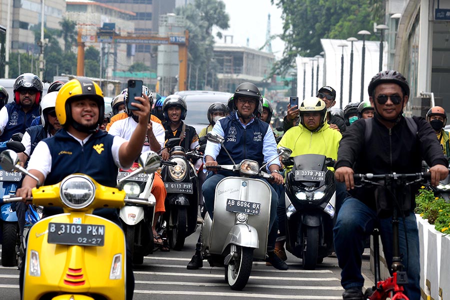 Anies Baswedan Berkeliling Pamitan Naik Vespa  