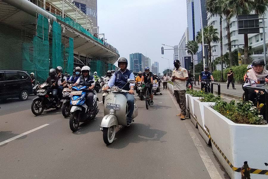 Anies Baswedan Berkeliling Pamitan Naik Vespa  