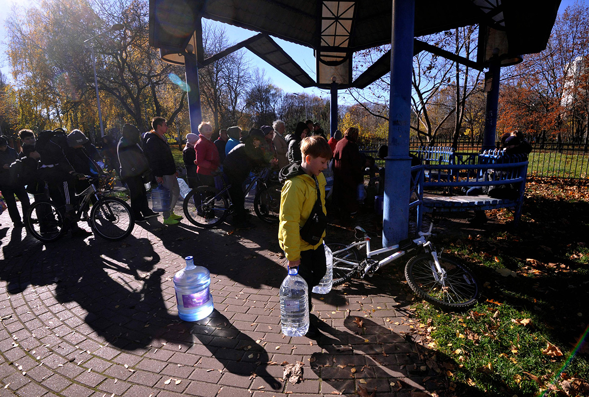 Warga Kyiv Antre Air Bersih