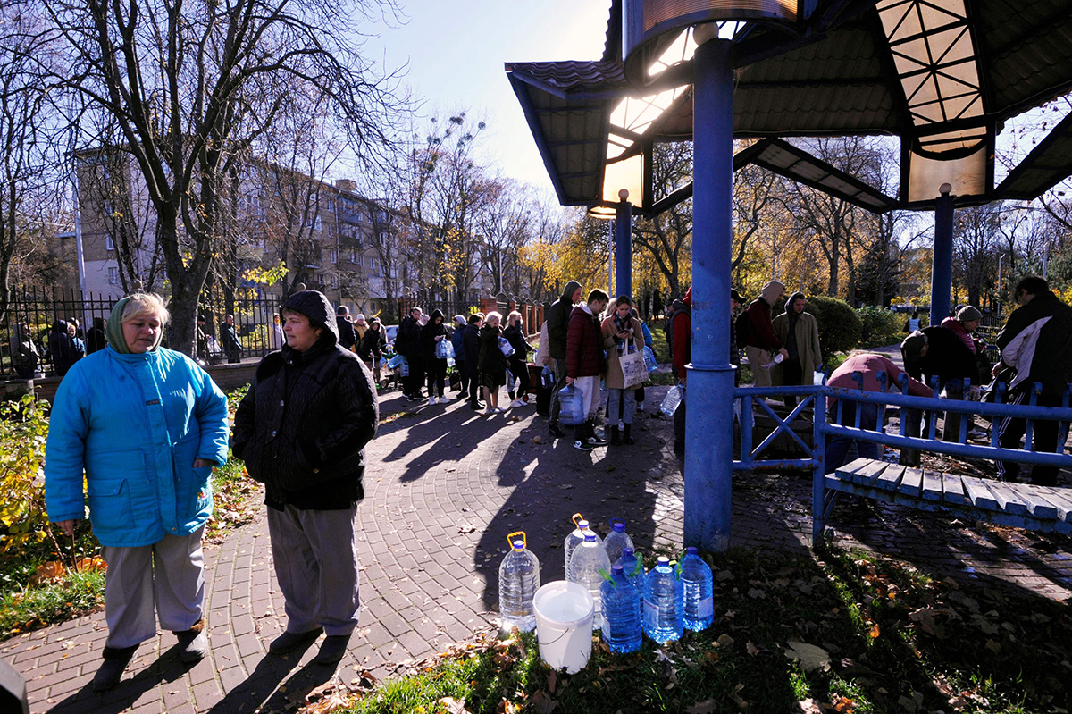 Warga Kyiv Antre Air Bersih