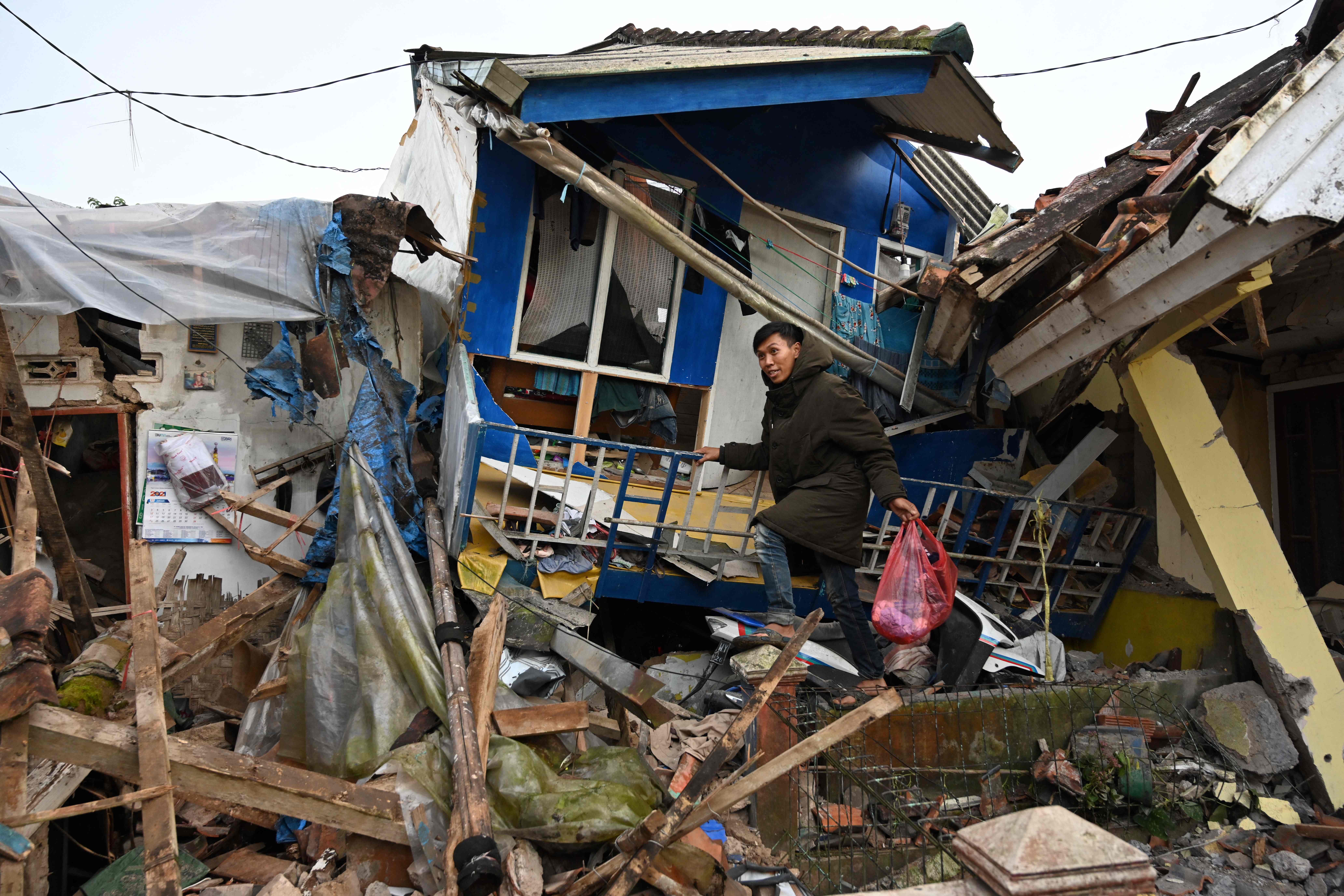 Evakuasi Barang Pascagempa Cianjur
