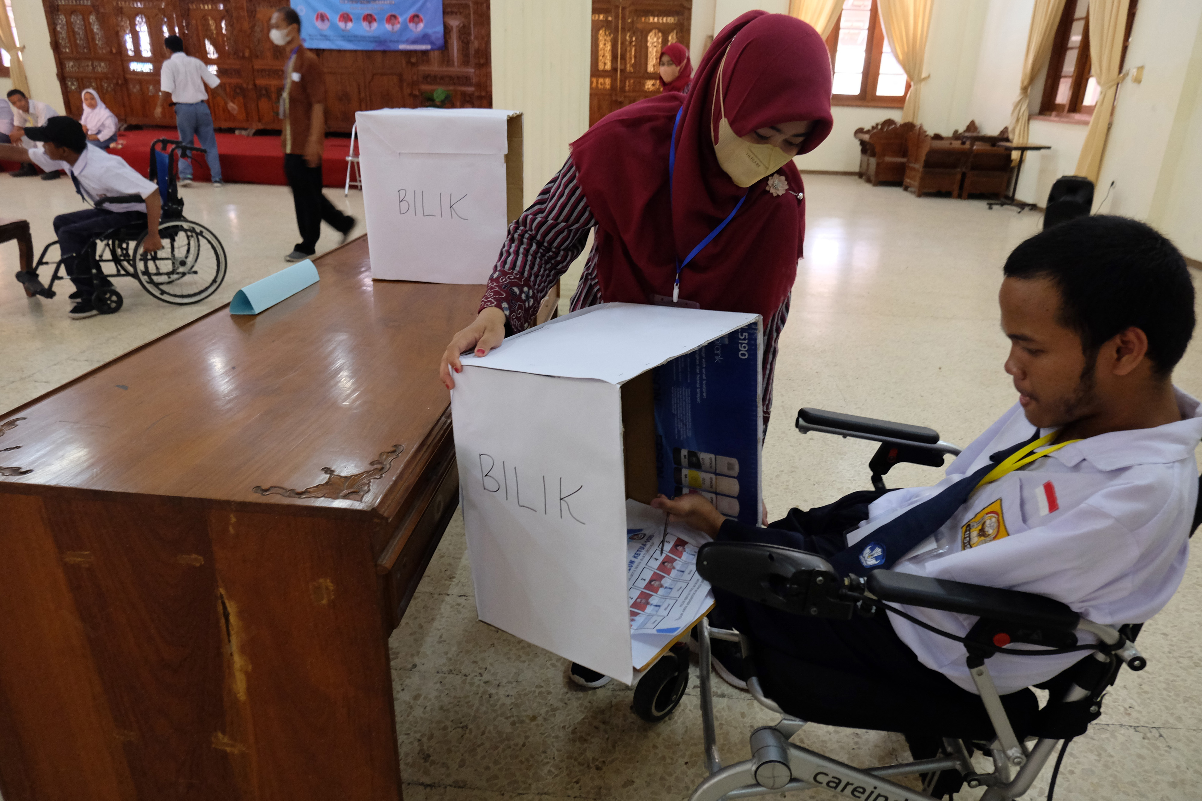 Siswa YPAC Praktik Demokrasi