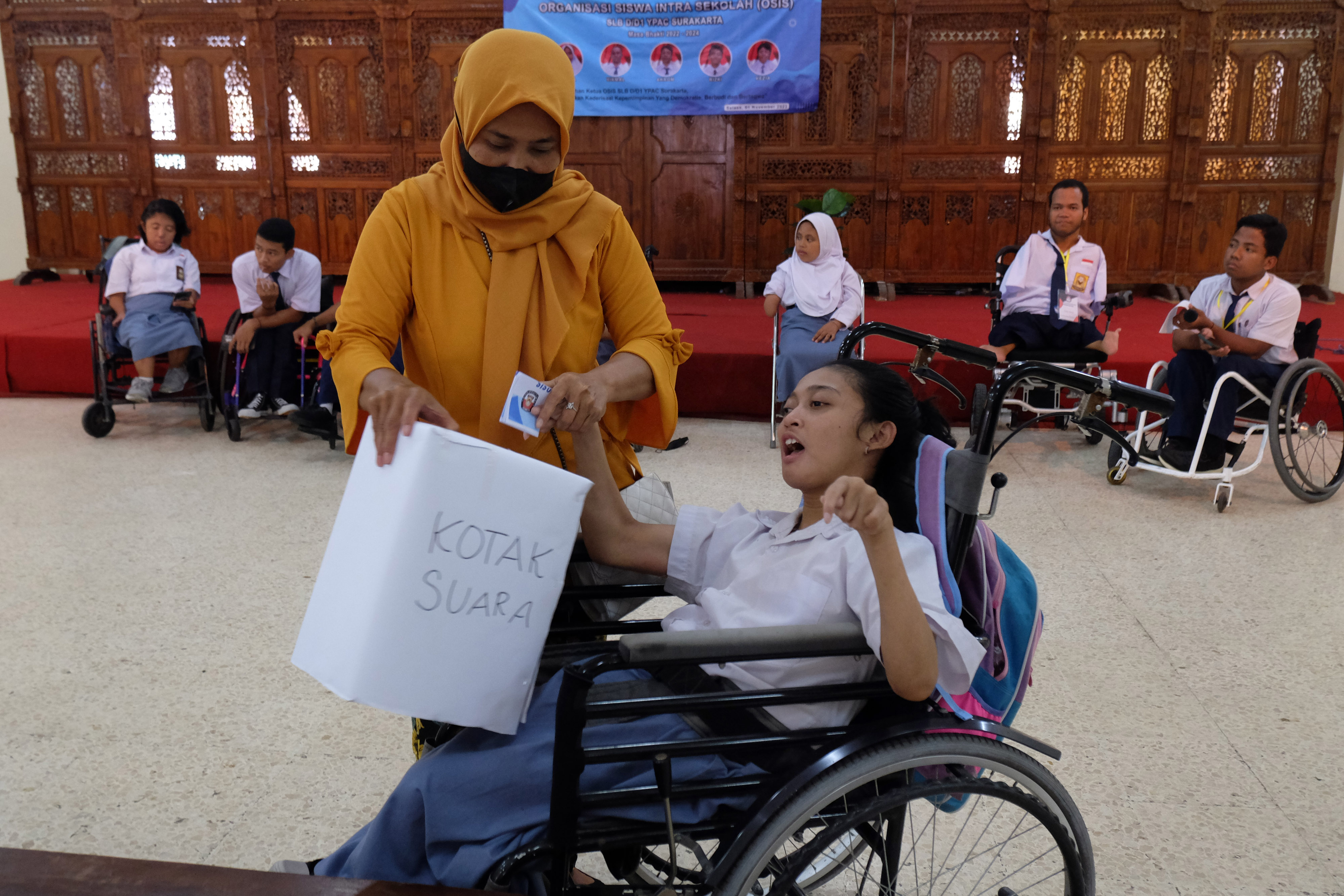 Siswa YPAC Praktik Demokrasi