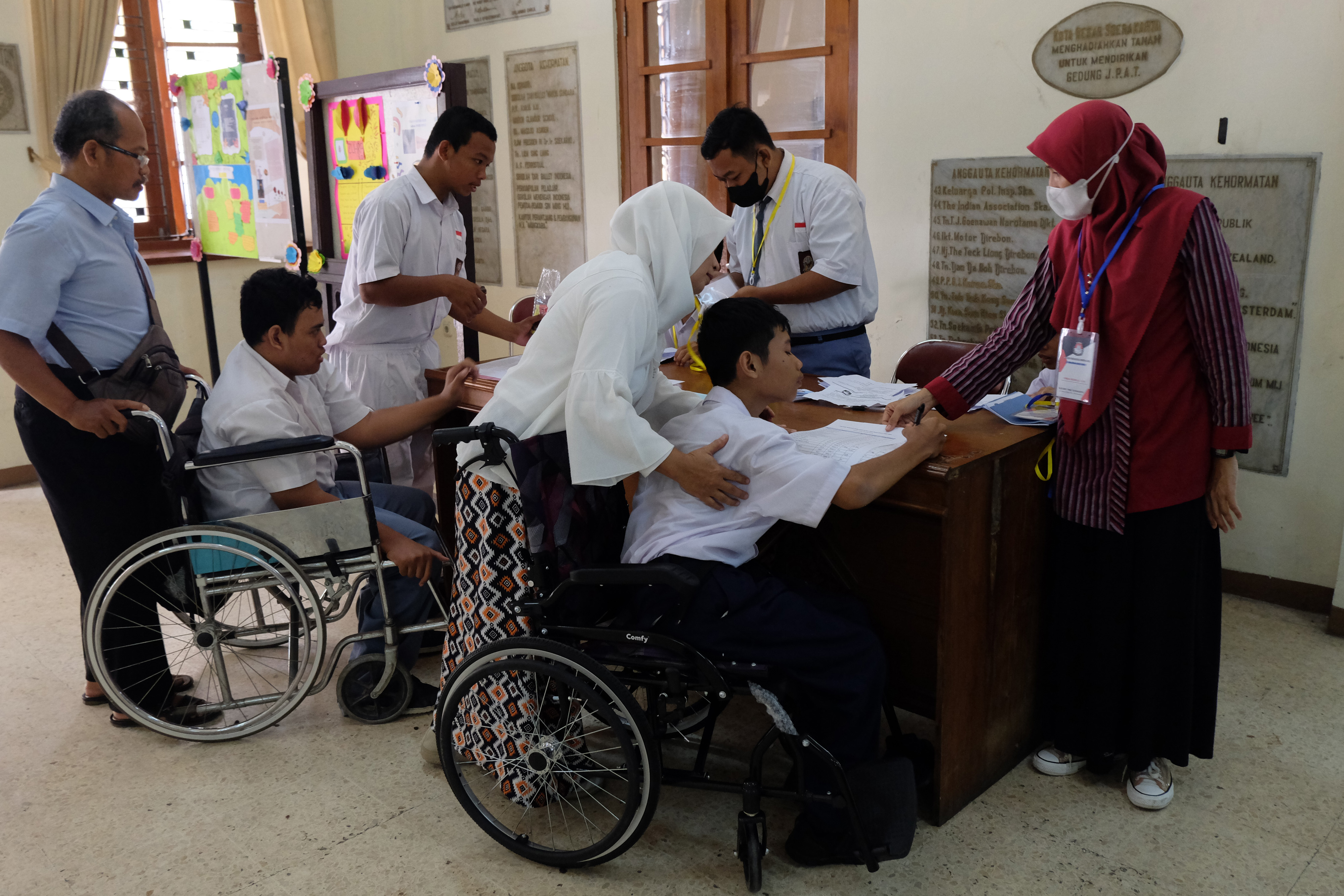 Siswa YPAC Praktik Demokrasi