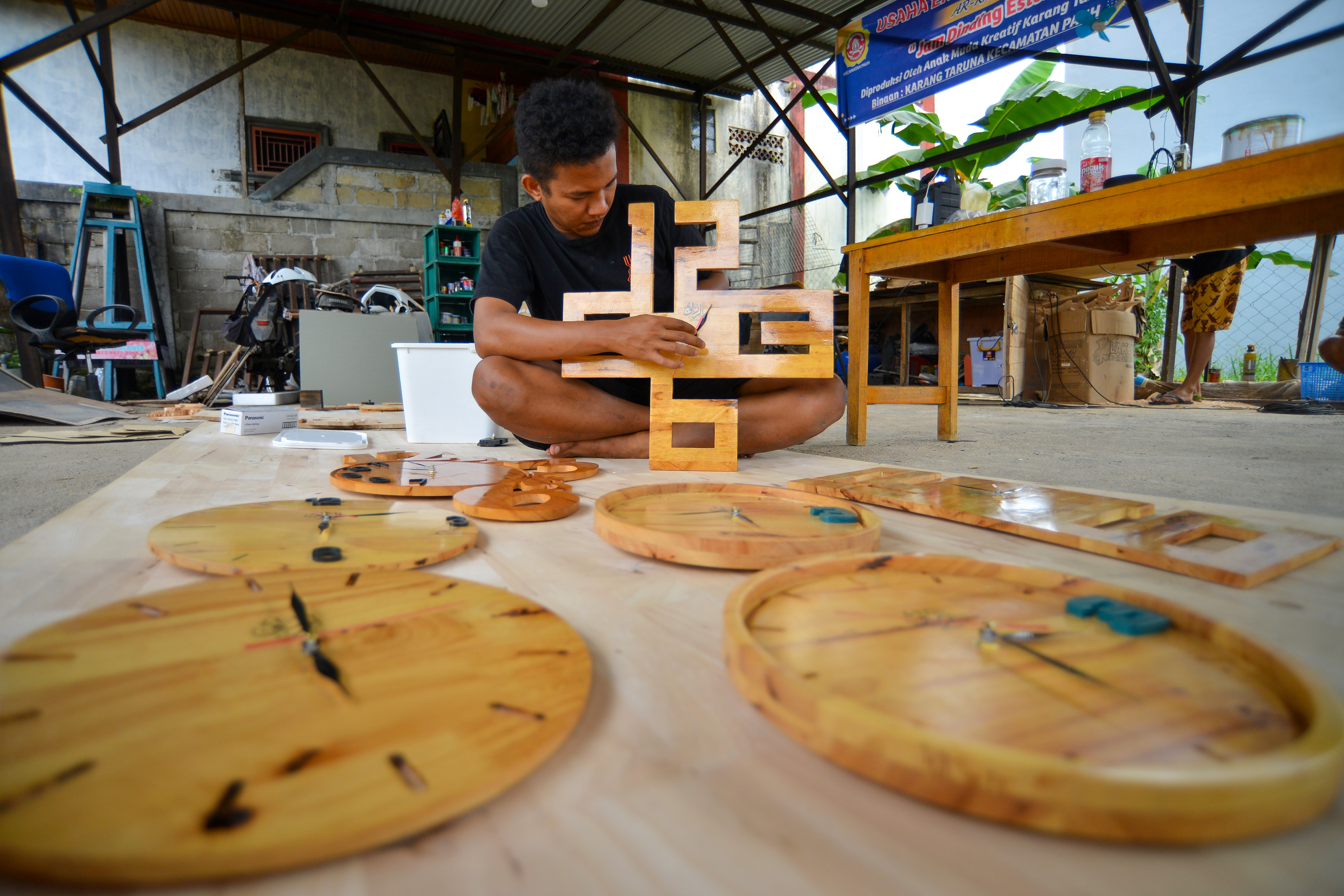 Produksi Jam Dinding Estetik dari Kayu