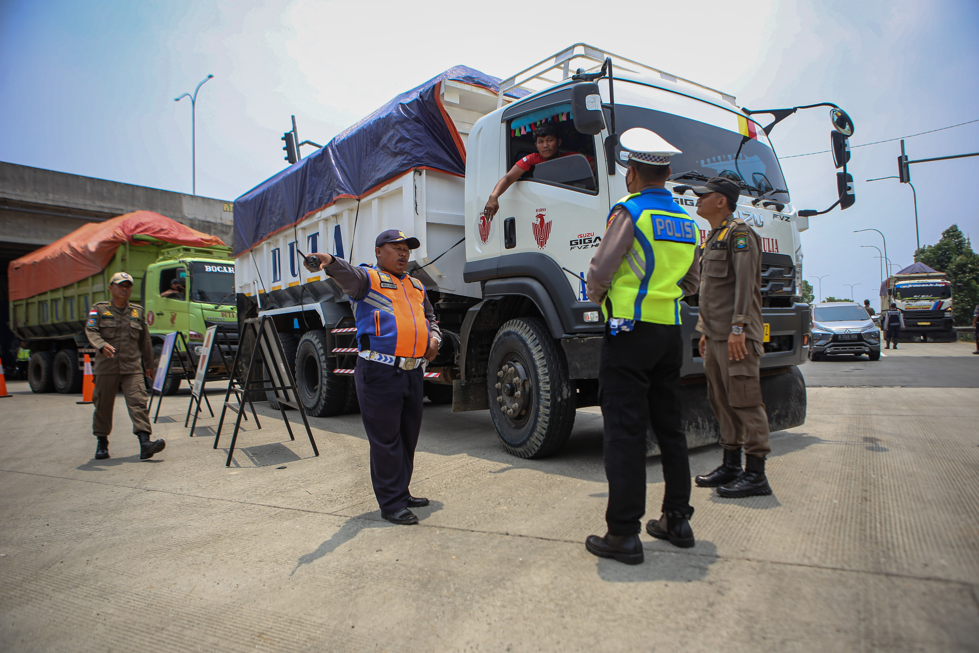 Razia Jam Operasional Truk di Tangerang