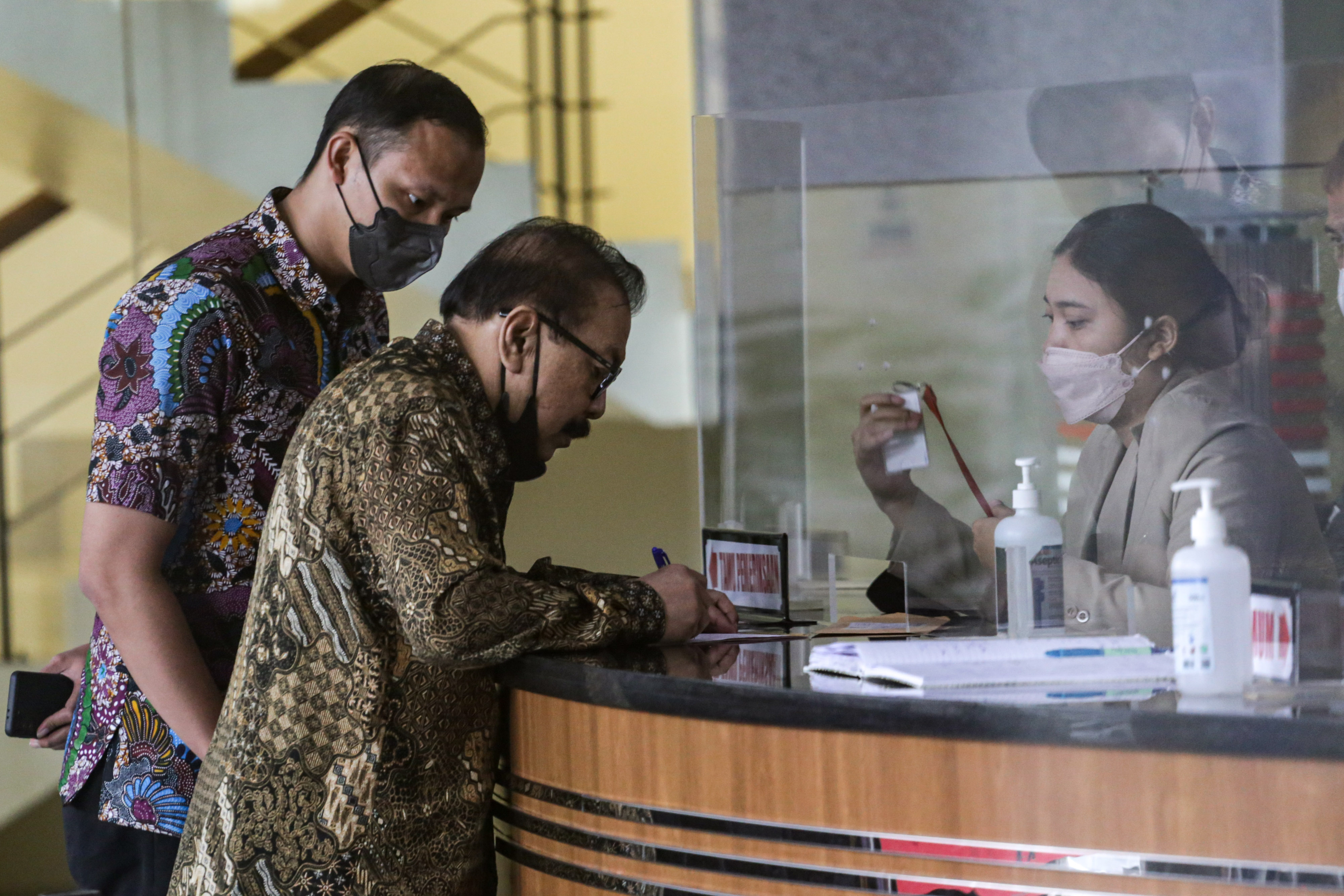 KPK Periksa Soekarwo Sebagai Saksi Suap Anggaran Bantuan