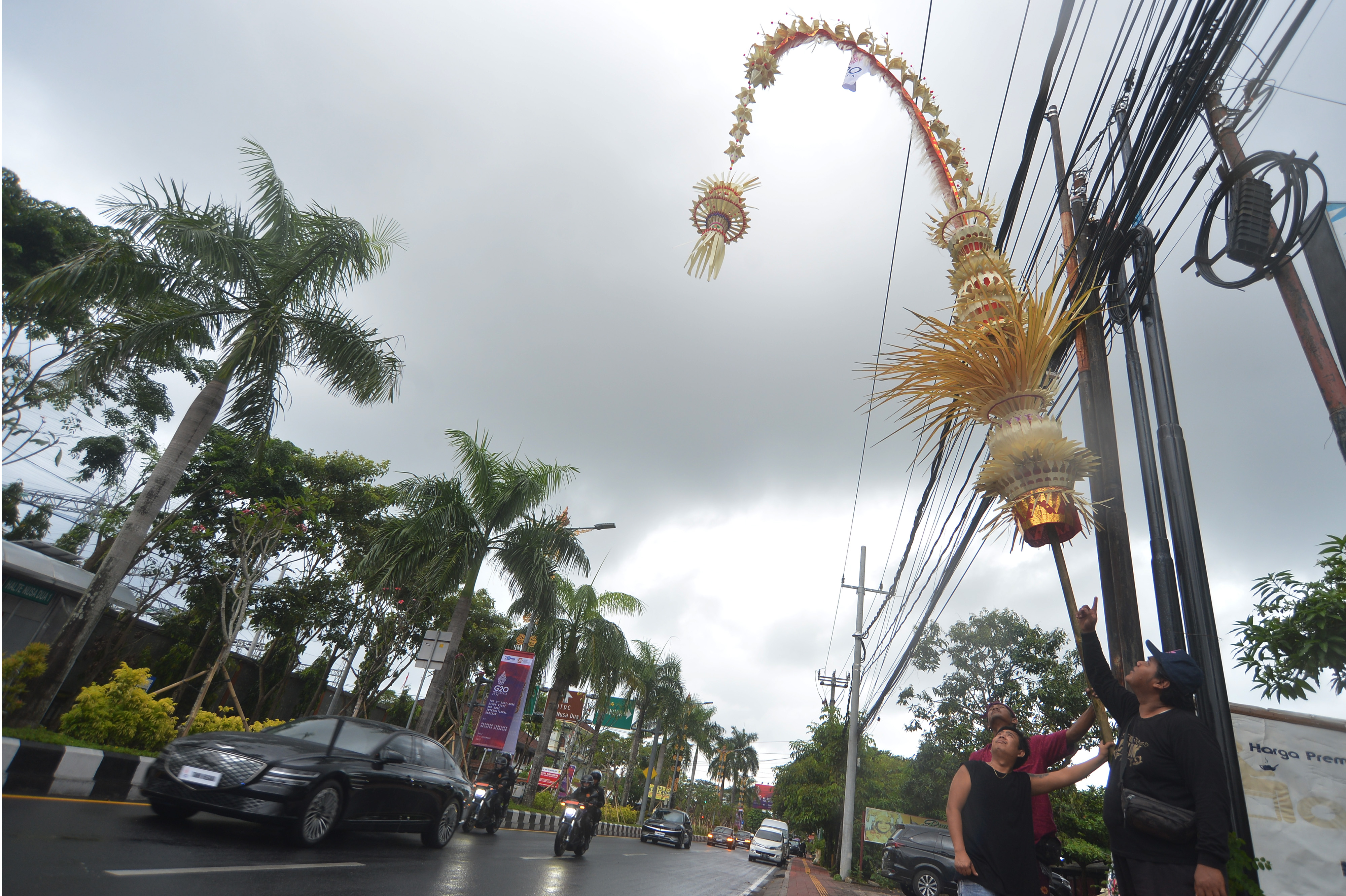 Pemasangan Penjor Sambut KTT G20 Bali
