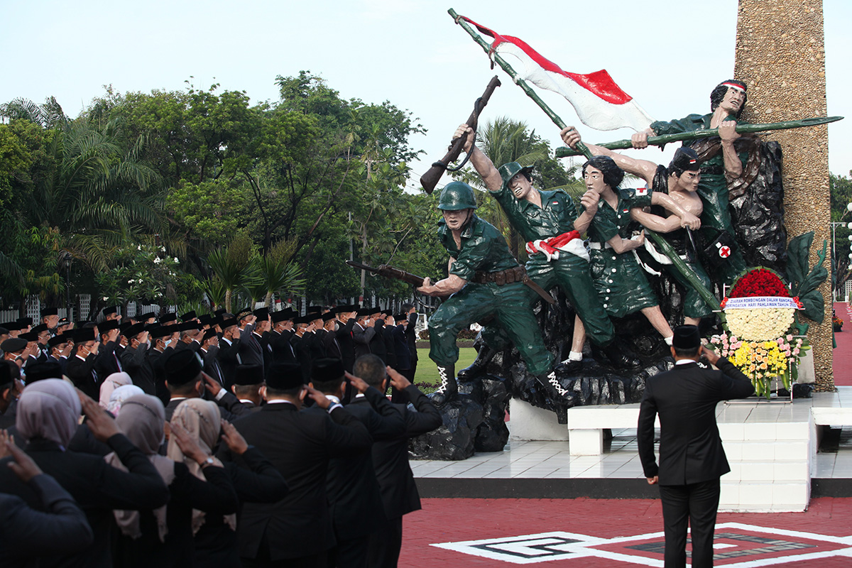  Ziarah di Taman Makam Pahlawan Surabaya