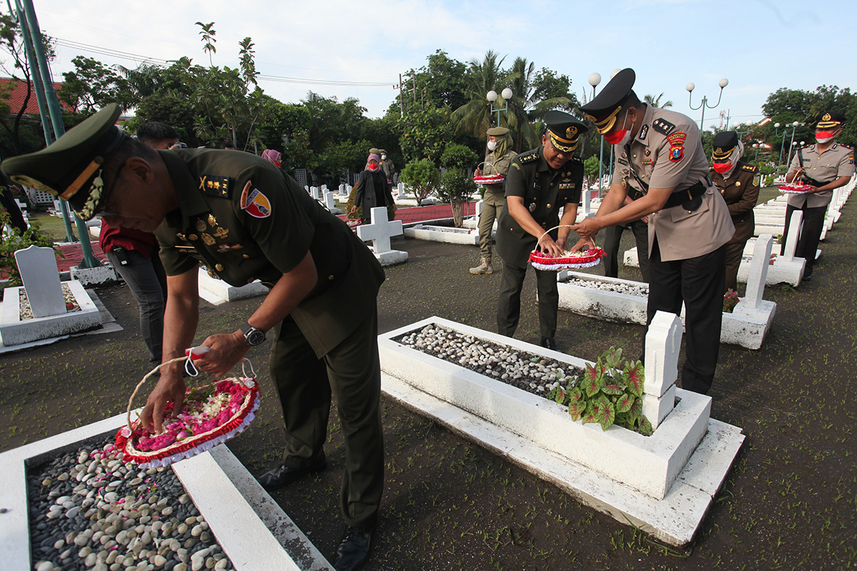  Ziarah di Taman Makam Pahlawan Surabaya