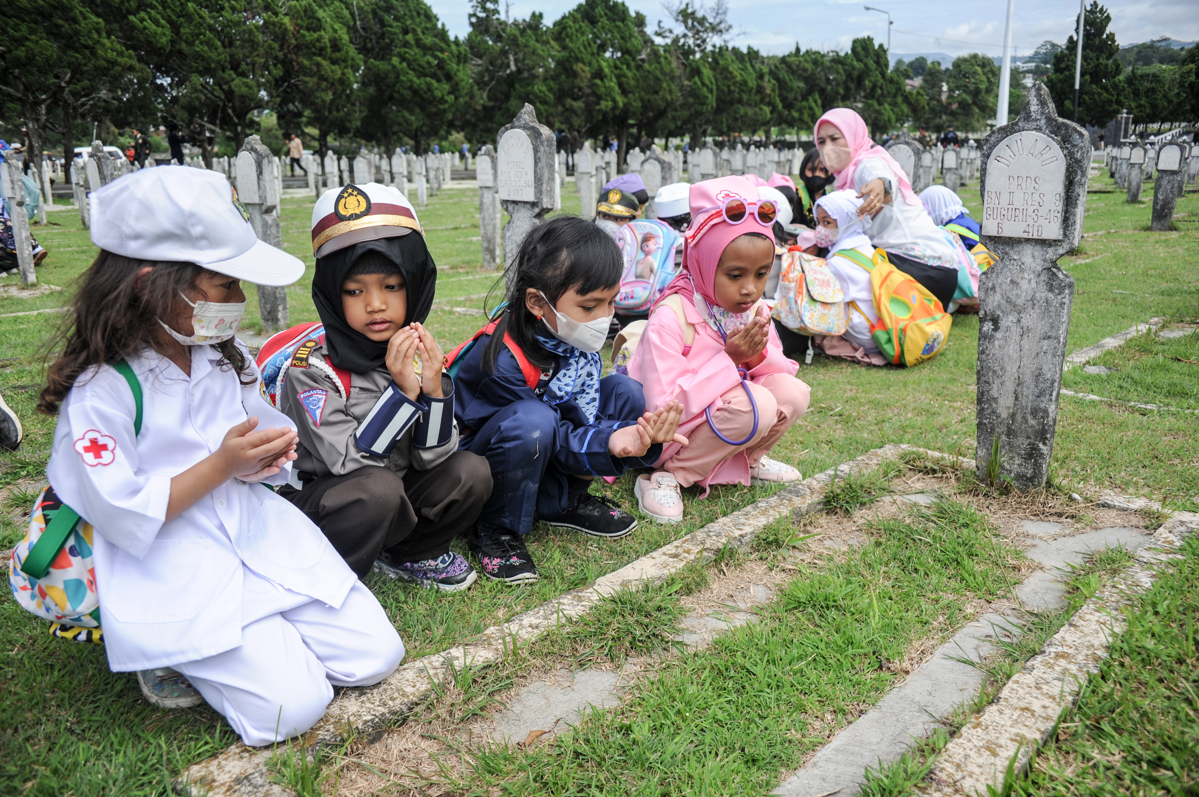 Siswa TK Ziarah di Taman Makam Pahlawan