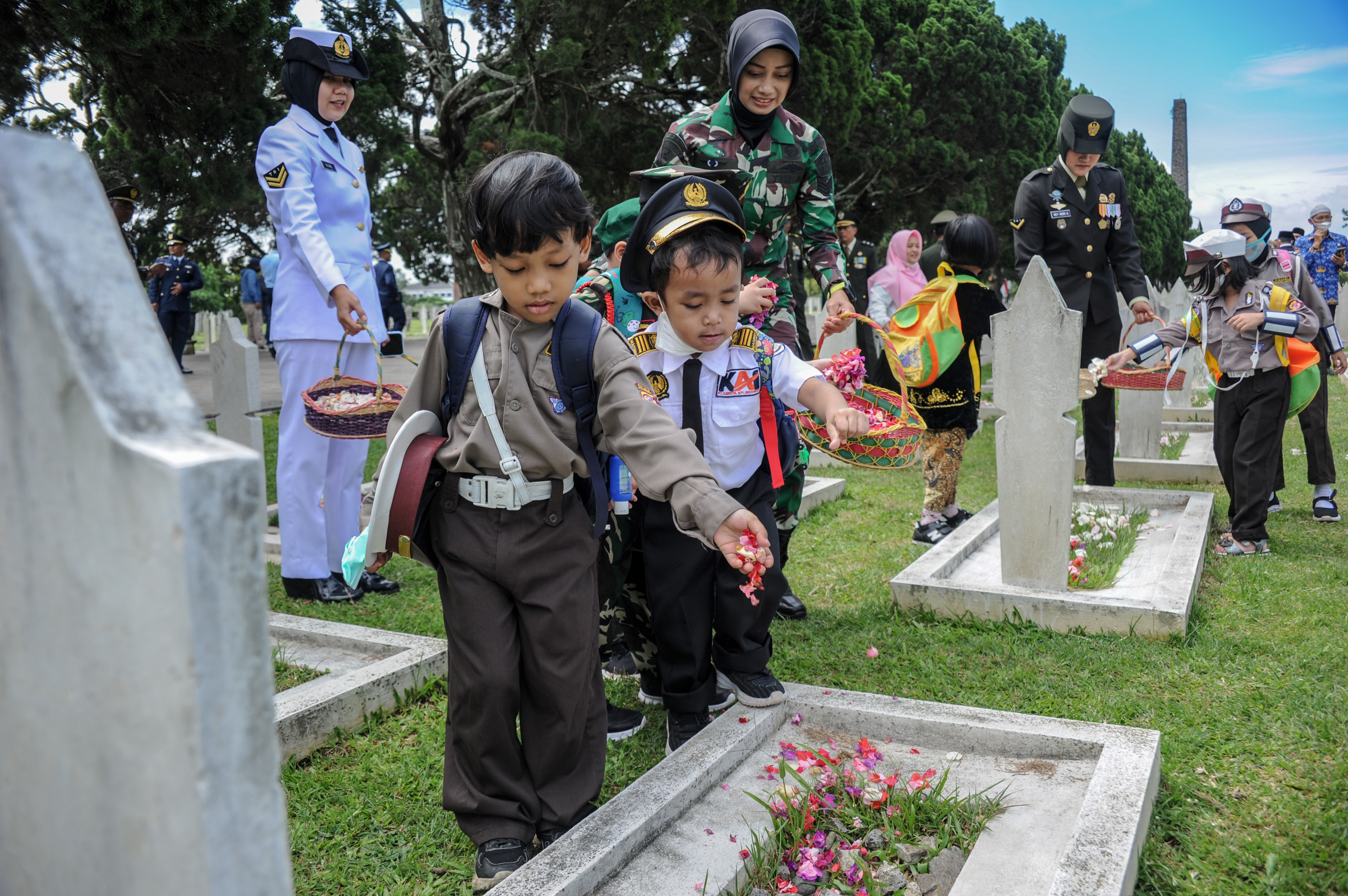 Siswa TK Ziarah di Taman Makam Pahlawan