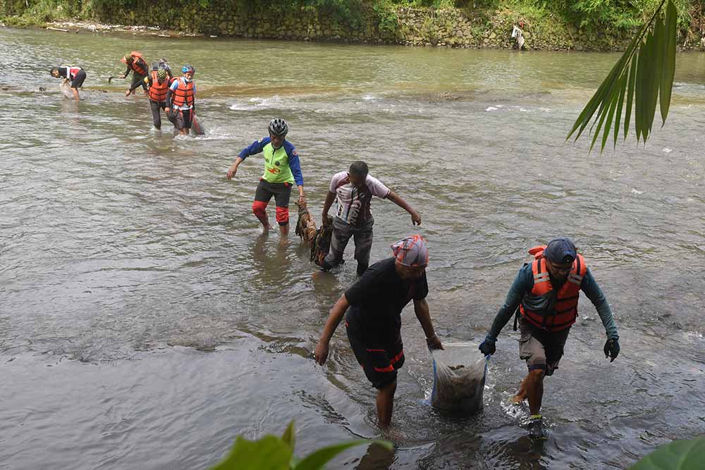 Aksi Bersihkan Sampah Sungai Ciliwung Bogor